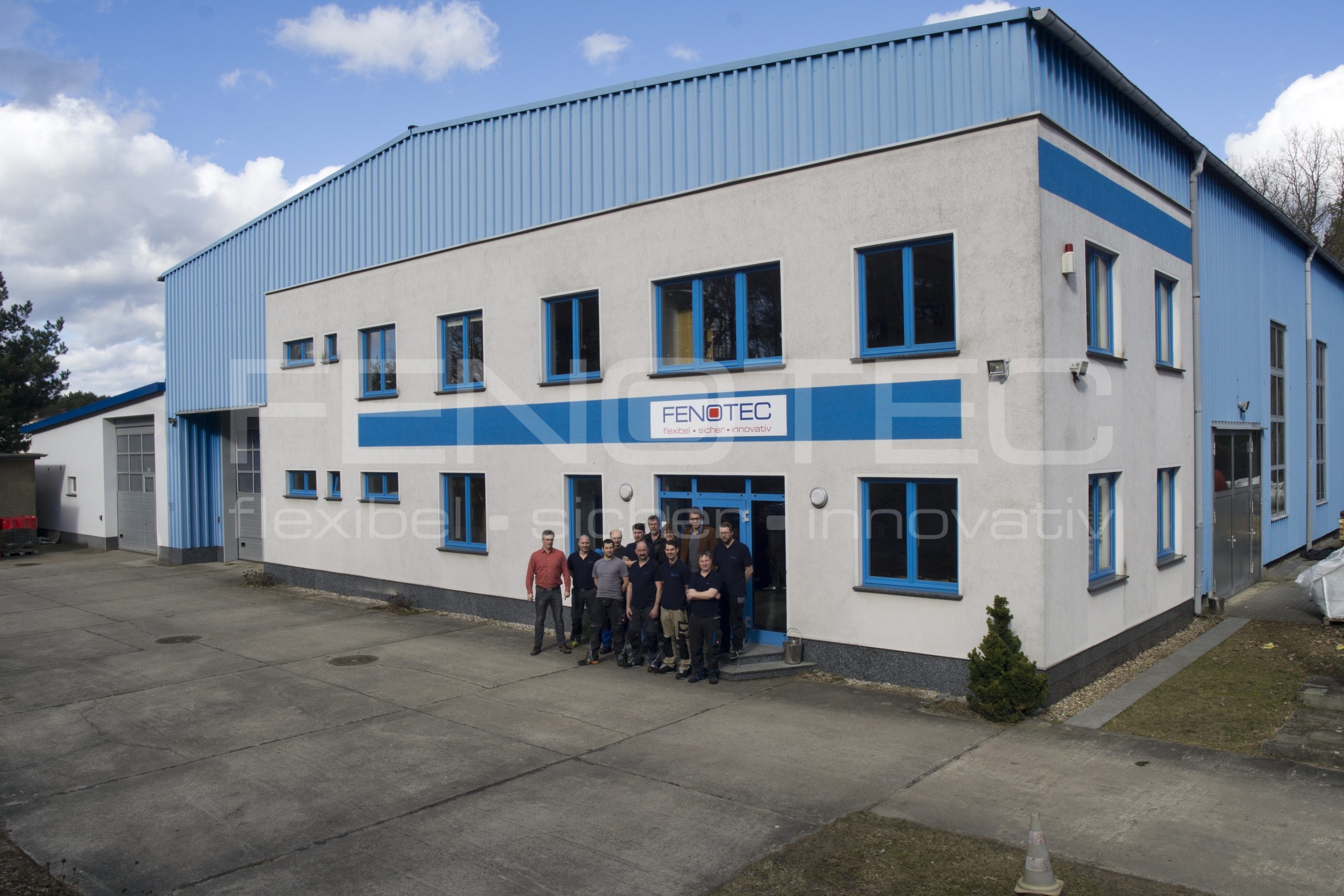 FENOTEC Mitarbeiter in Gruppe vor dem Gebäude